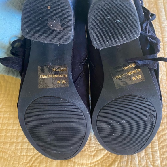 Black suede fringe short boots with side zipper. - Picture 2 of 6